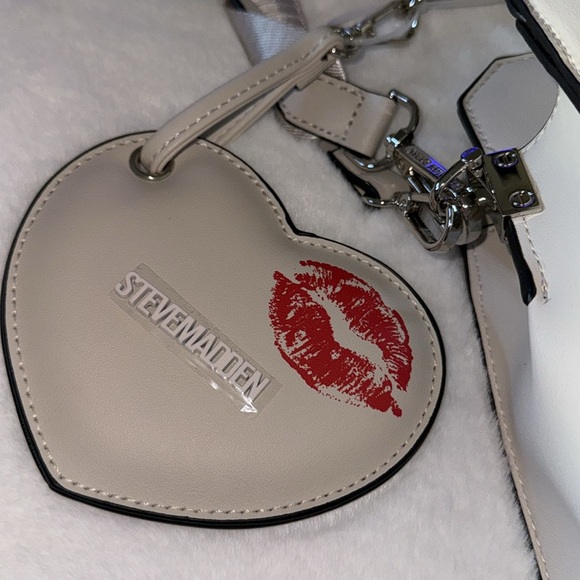NEW Steve Madden Valentine’s Day Kisses Bevelyn Crossbody Handbag 💋💋 - Picture 3 of 14